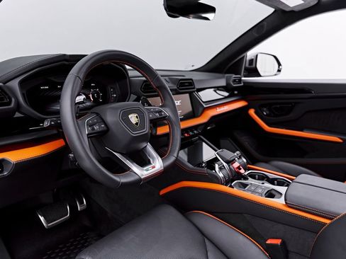 Used 2025 Lamborghini Urus Performante AWD/4WD image 2
