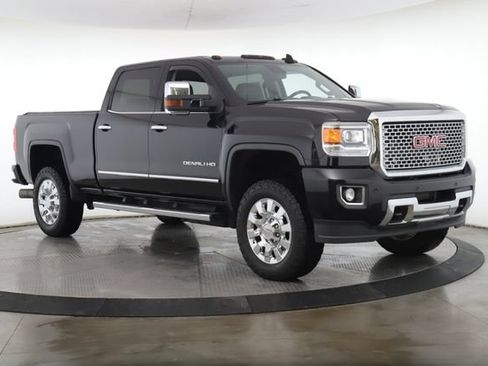 Used 2016 GMC Sierra 2500 Denali w/ Duramax Plus Package AWD/4WD image 2