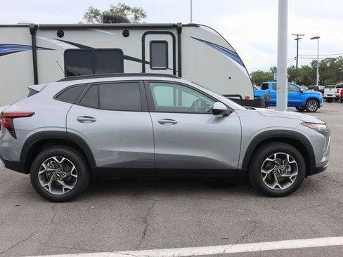 Used 2025 Chevrolet Trax LT w/ Driver Confidence Package FWD image 3