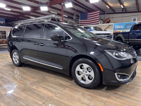 Used 2017 Chrysler Pacifica Touring-L Plus image 4