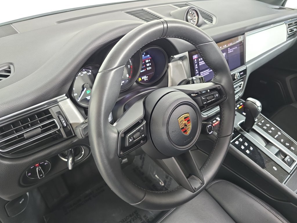 Certified 2026 Porsche Macan AWD/4WD image 4