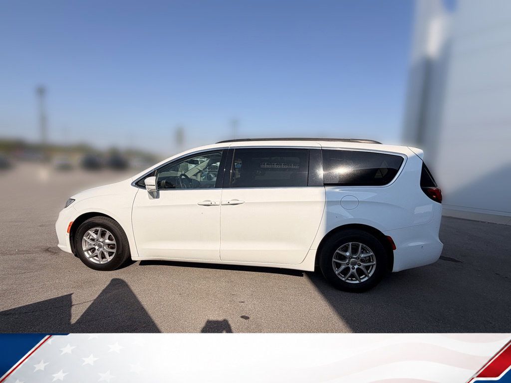 Used 2022 Chrysler Pacifica Touring-L w/ Uconnect Theater Family Group FWD image 4