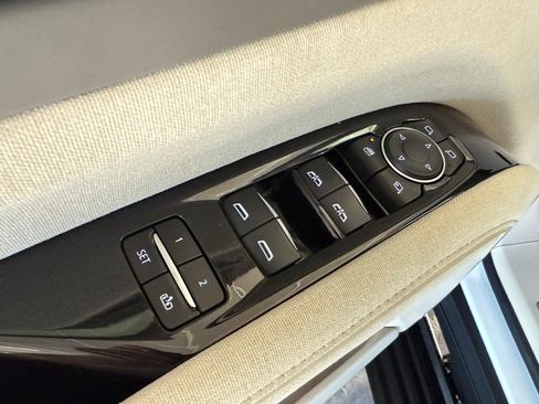 Used 2022 Cadillac Escalade Sport Platinum w/ LPO, ONYX Package AWD/4WD image 32