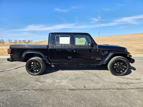 Used 2021 Jeep Gladiator Overland image 2