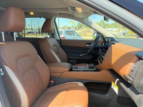 New 2026 Nissan Pathfinder Platinum AWD/4WD image 12