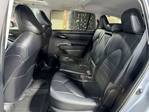Used 2023 Toyota Highlander XLE AWD/4WD image 17
