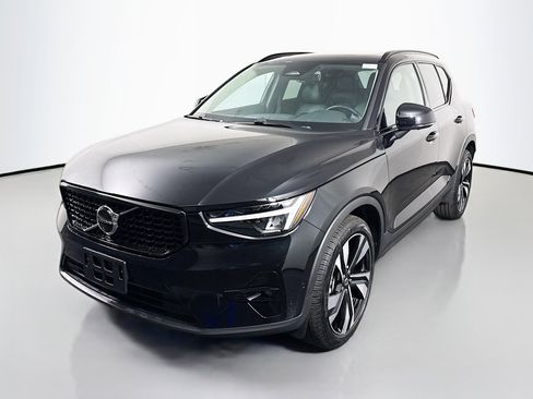 Used 2025 Volvo XC40 B5 Plus image 4