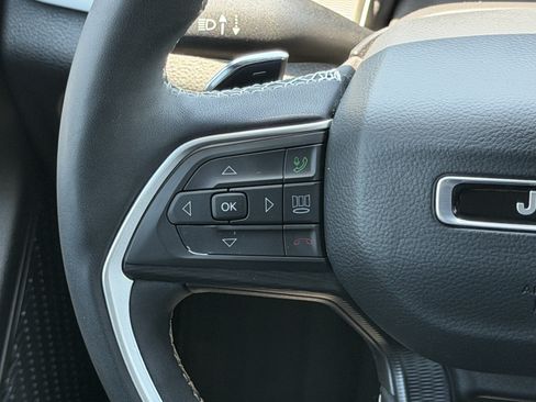 Used 2025 Jeep Grand Cherokee Altitude RWD image 18