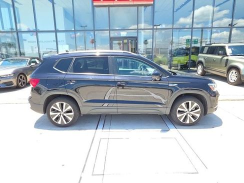 Used 2024 Volkswagen Taos SE FWD image 3