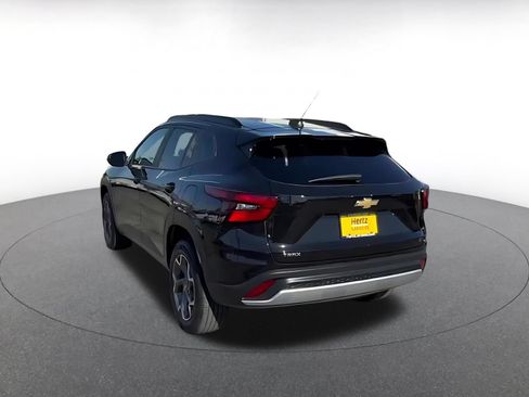 Used 2025 Chevrolet Trax LT FWD image 11