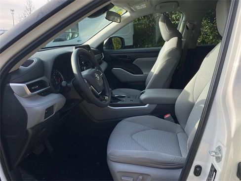 Used 2020 Toyota Highlander L w/ Phone Cable & Charge Package image 12