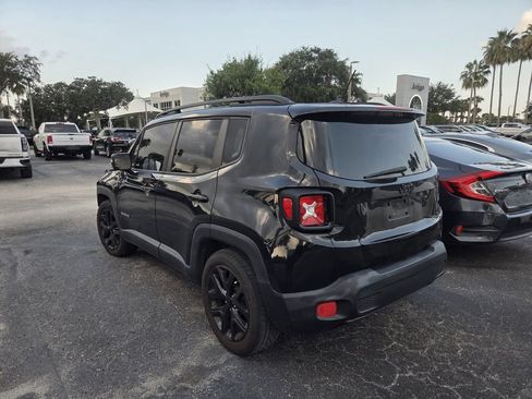 Used 2017 Jeep Renegade Altitude FWD image 4