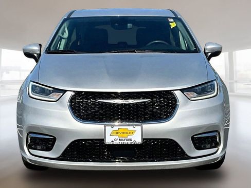 Used 2023 Chrysler Pacifica Touring-L FWD image 2