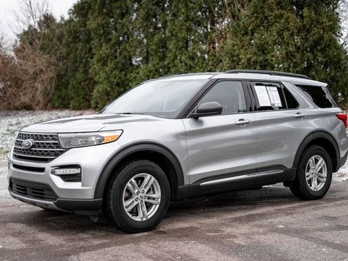 Used 2023 Ford Explorer XLT w/ Equipment Group 202A image 8