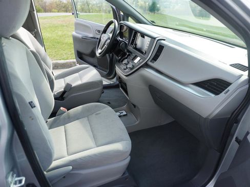 Used 2020 Toyota Sienna L image 32