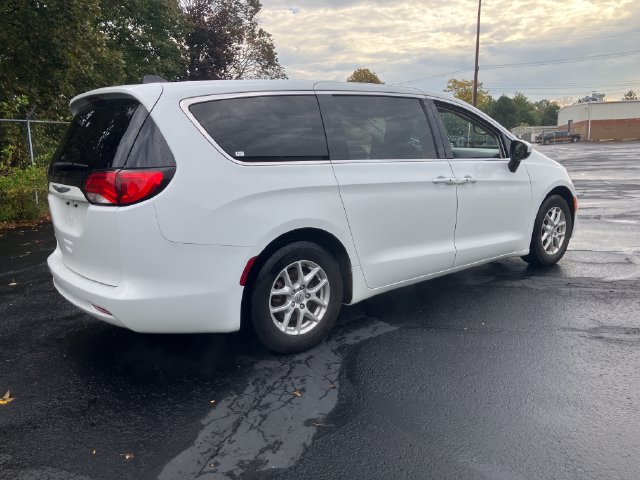 Used 2022 Chrysler Voyager LX FWD image 5