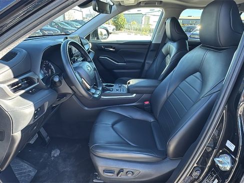 Certified 2024 Toyota Highlander XLE image 16