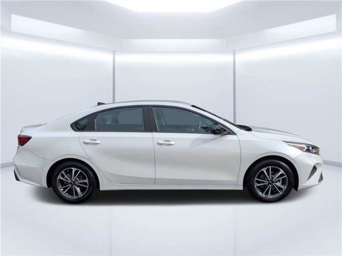 Used 2024 Kia Forte LXS FWD image 2