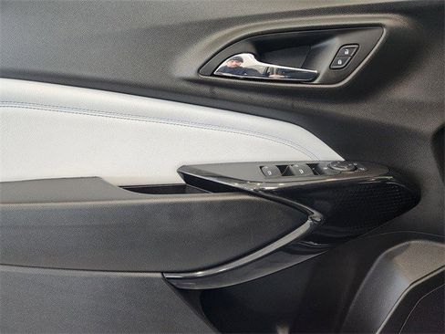 Certified 2025 Chevrolet Trax LT w/ Driver Confidence Package image 8