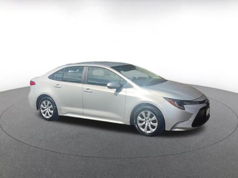 Used 2025 Toyota Corolla LE image 2