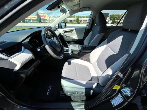 Used 2022 Toyota RAV4 XLE w/ Carpet Mat Package (TMS) image 14