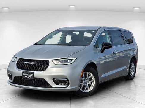 Used 2024 Chrysler Pacifica Touring-L FWD image 2