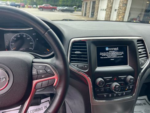 Used 2018 Jeep Grand Cherokee Laredo AWD/4WD image 15