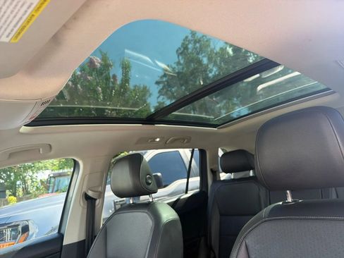 Used 2021 Volkswagen Tiguan SEL FWD image 12