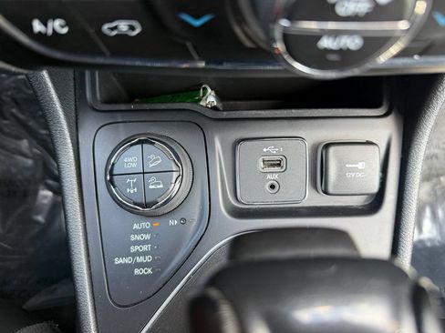 Used 2022 Jeep Cherokee Trailhawk w/ Premium Leather Package AWD/4WD image 37