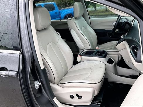 Used 2018 Chrysler Pacifica Limited w/ Advanced Safetytec Group FWD image 7