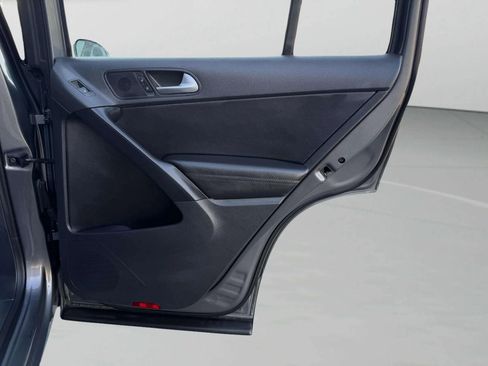 Used 2017 Volkswagen Tiguan S image 17