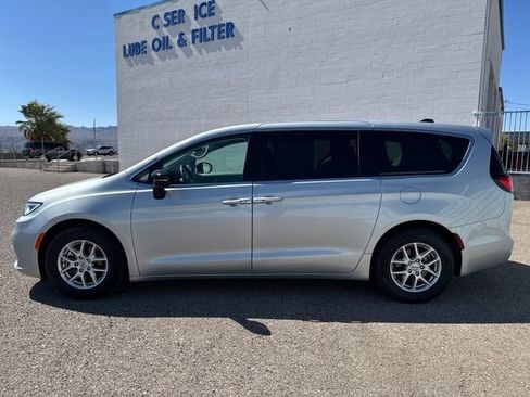 Used 2024 Chrysler Pacifica Touring-L FWD image 2
