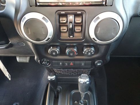 Used 2018 Jeep Wrangler Unlimited Sahara image 34