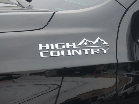 Used 2025 Chevrolet Suburban High Country image 4