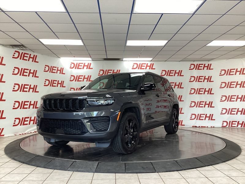 Used 2025 Jeep Grand Cherokee Altitude AWD/4WD image 3