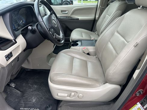 Used 2019 Toyota Sienna XLE w/ XLE Navigation Package FWD image 13