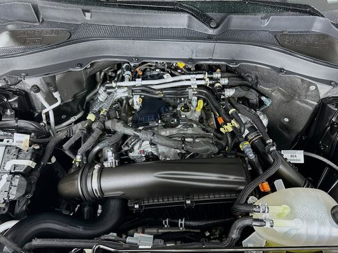 Used 2025 Ford Explorer Active image 35