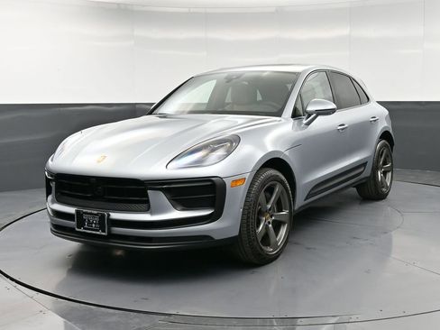 Certified 2022 Porsche Macan AWD/4WD image 1