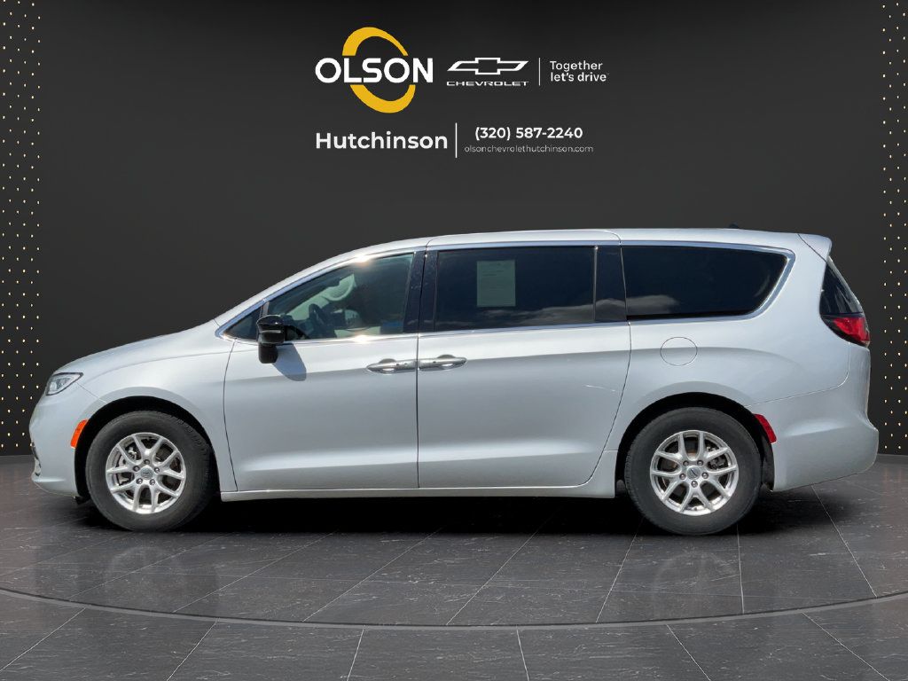 Used 2024 Chrysler Pacifica Touring-L FWD image 10
