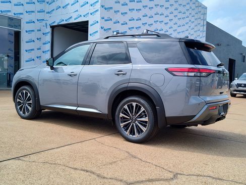 New 2026 Nissan Pathfinder Platinum FWD image 3