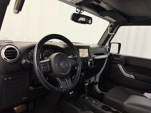 Used 2015 Jeep Wrangler Unlimited Rubicon w/ Connectivity Group AWD/4WD image 7
