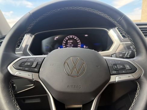 Used 2024 Volkswagen Tiguan SE FWD image 8