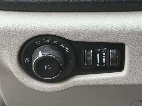 Used 2023 Chrysler Pacifica Limited FWD image 25