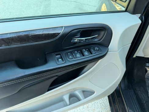 Used 2015 Chrysler Town & Country Touring-L w/ Driver Convenience Group image 12