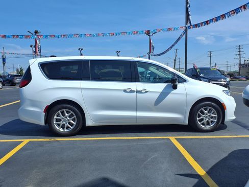 Used 2024 Chrysler Pacifica Touring-L FWD image 24