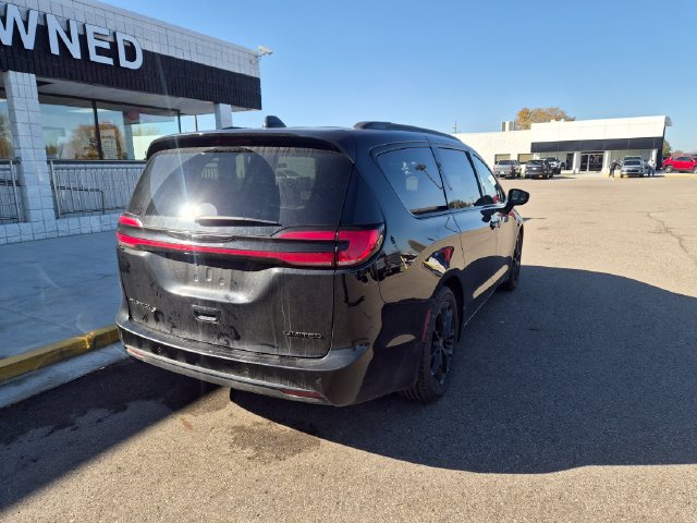 Used 2025 Chrysler Pacifica Limited FWD image 7