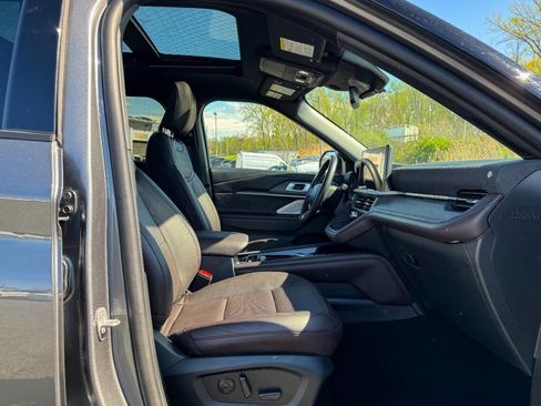 Used 2025 Ford Explorer Platinum w/ LUX Leather Package AWD/4WD image 12