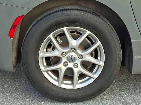 Used 2023 Chrysler Pacifica Touring-L image 7