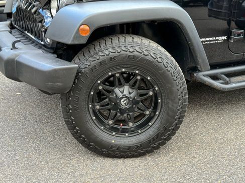 Used 2018 Jeep Wrangler Unlimited Rubicon w/ Connectivity Group image 11