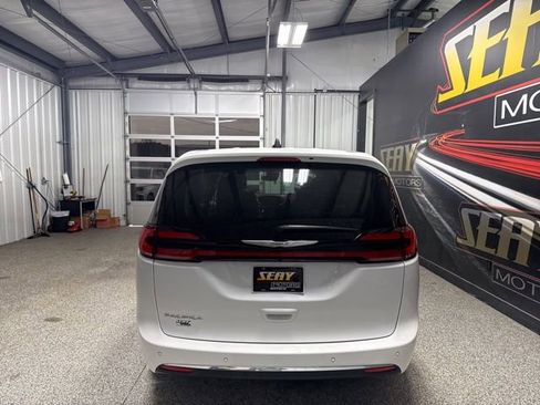Used 2024 Chrysler Pacifica Touring-L image 19